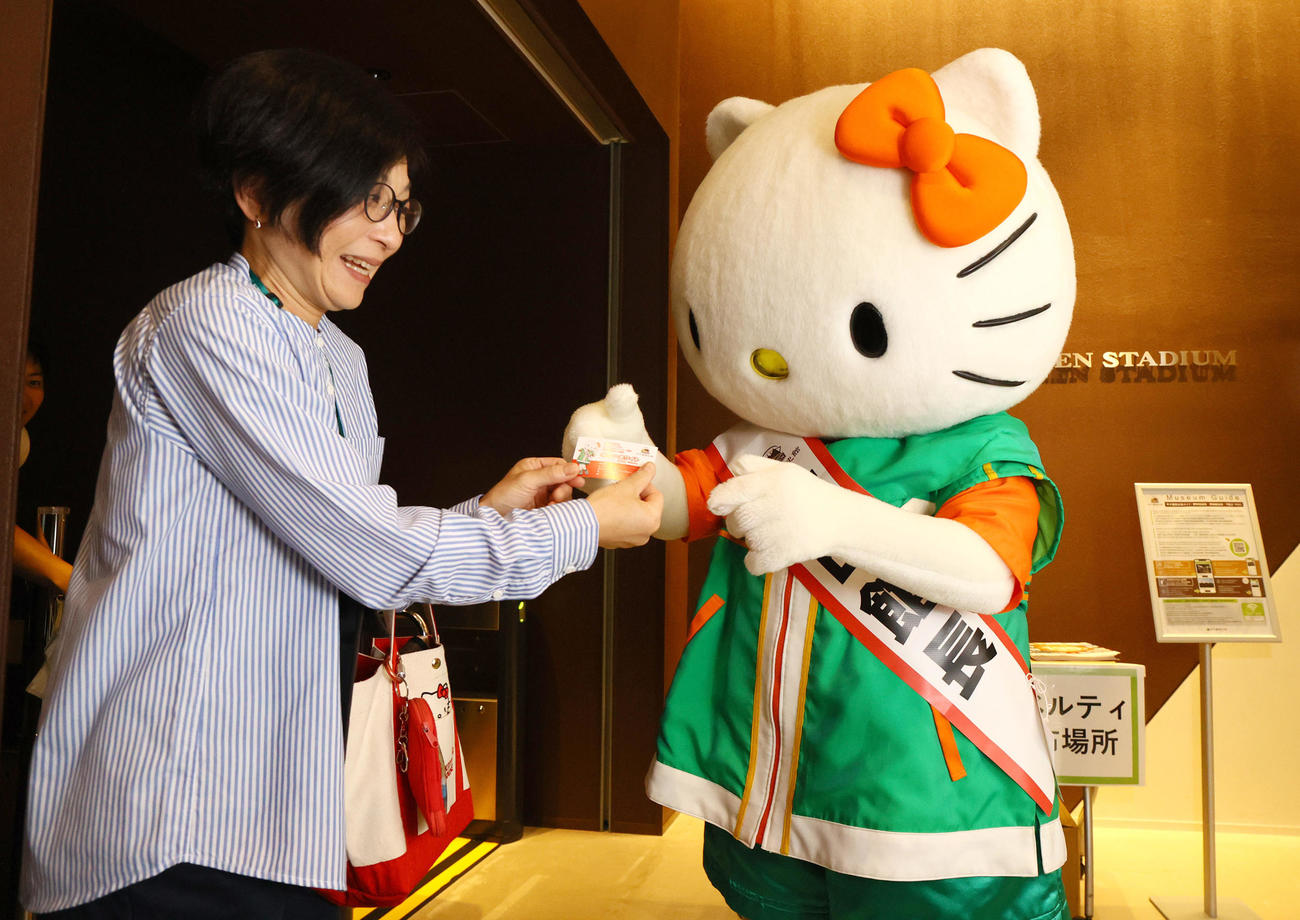甲子園歴史館で名刺配りするハローキティ（撮影・上山淳一）