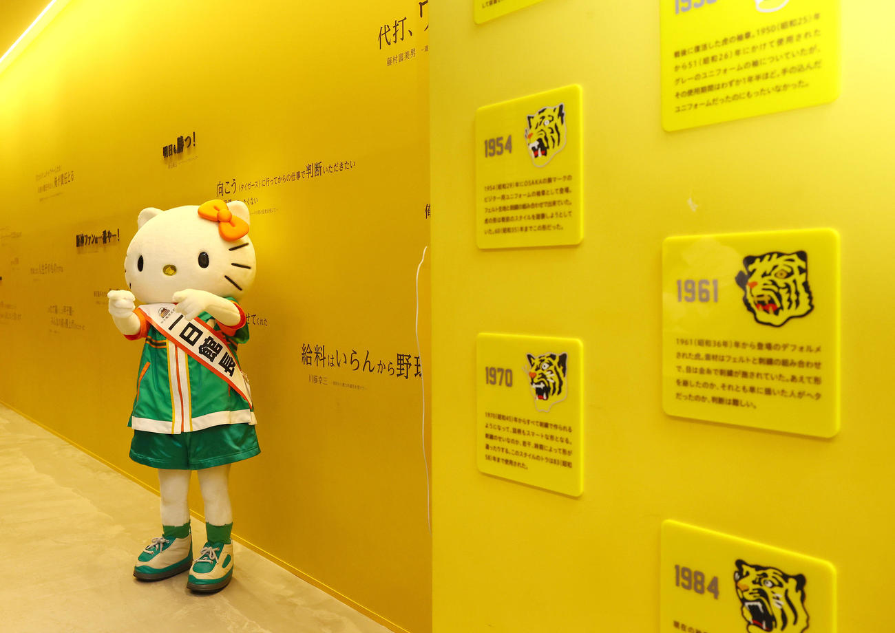 甲子園歴史館を巡るハローキティ（撮影・上山淳一）