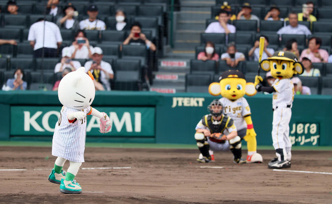 阪神対中日　ファーストピッチセレモニーを行うキティちゃん（撮影・加藤哉）