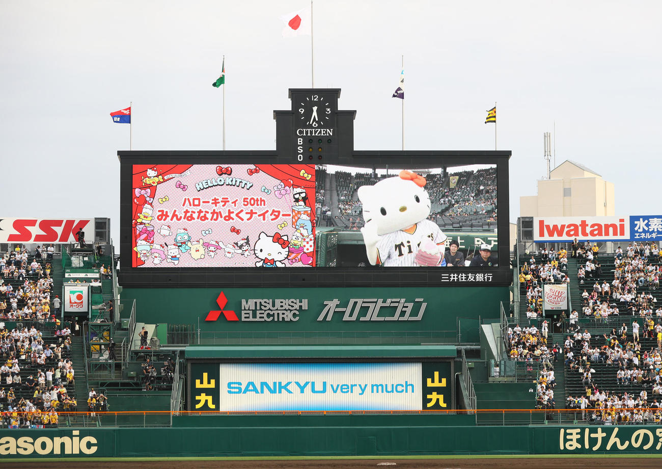 阪神対中日　ファーストピッチセレモニーに臨むハローキティ（撮影・上山淳一）