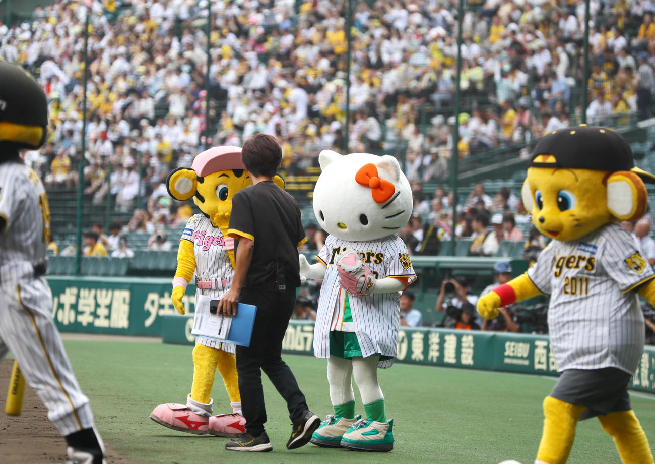 阪神対中日　ファーストピッチセレモニーに臨むハローキティ（撮影・上山淳一）