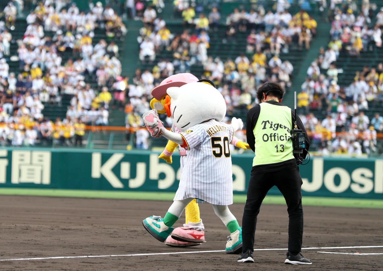 阪神対中日　ファーストピッチセレモニーに臨むハローキティ（撮影・上山淳一）