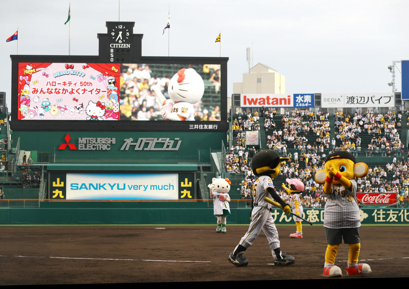阪神対中日　ファーストピッチセレモニーに臨むハローキティ（撮影・上山淳一）