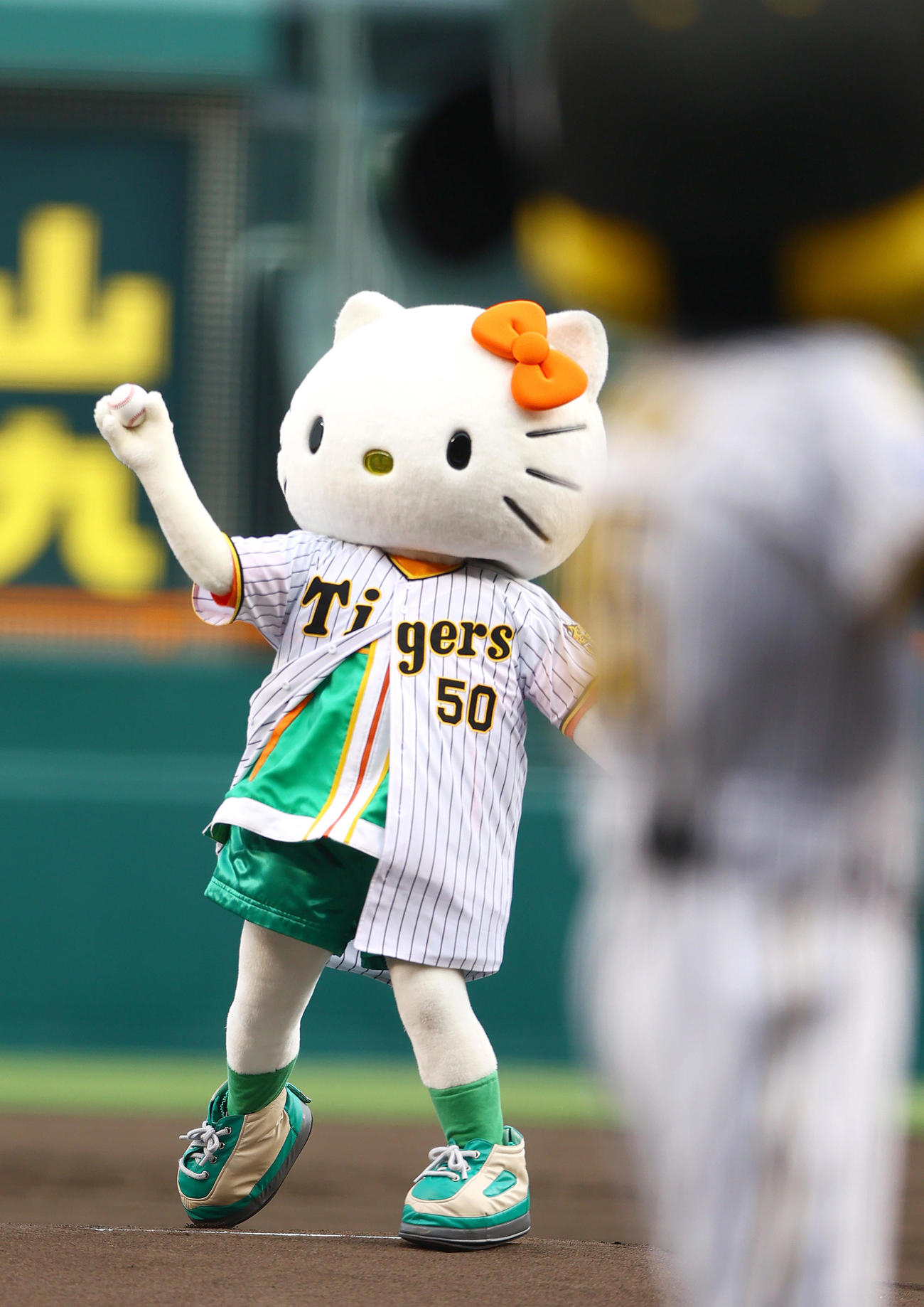 阪神対中日　ファーストピッチセレモニーで投球するハローキティ（撮影・上山淳一）