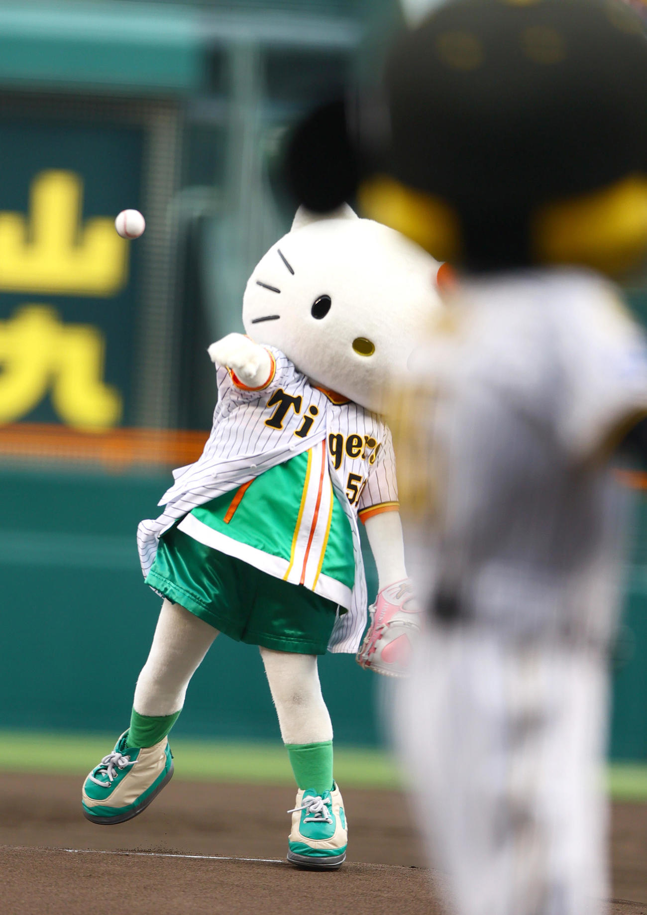 阪神対中日　ファーストピッチセレモニーで投球するハローキティ（撮影・上山淳一）