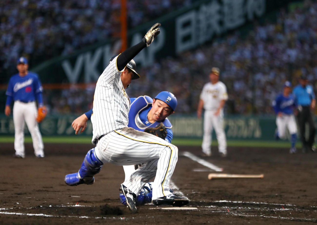 阪神対中日　2回裏阪神2死一、二塁、二走大山（手前）小幡の右前打で本塁を狙うがタッチアウト。捕手宇佐見（撮影・上山淳一）