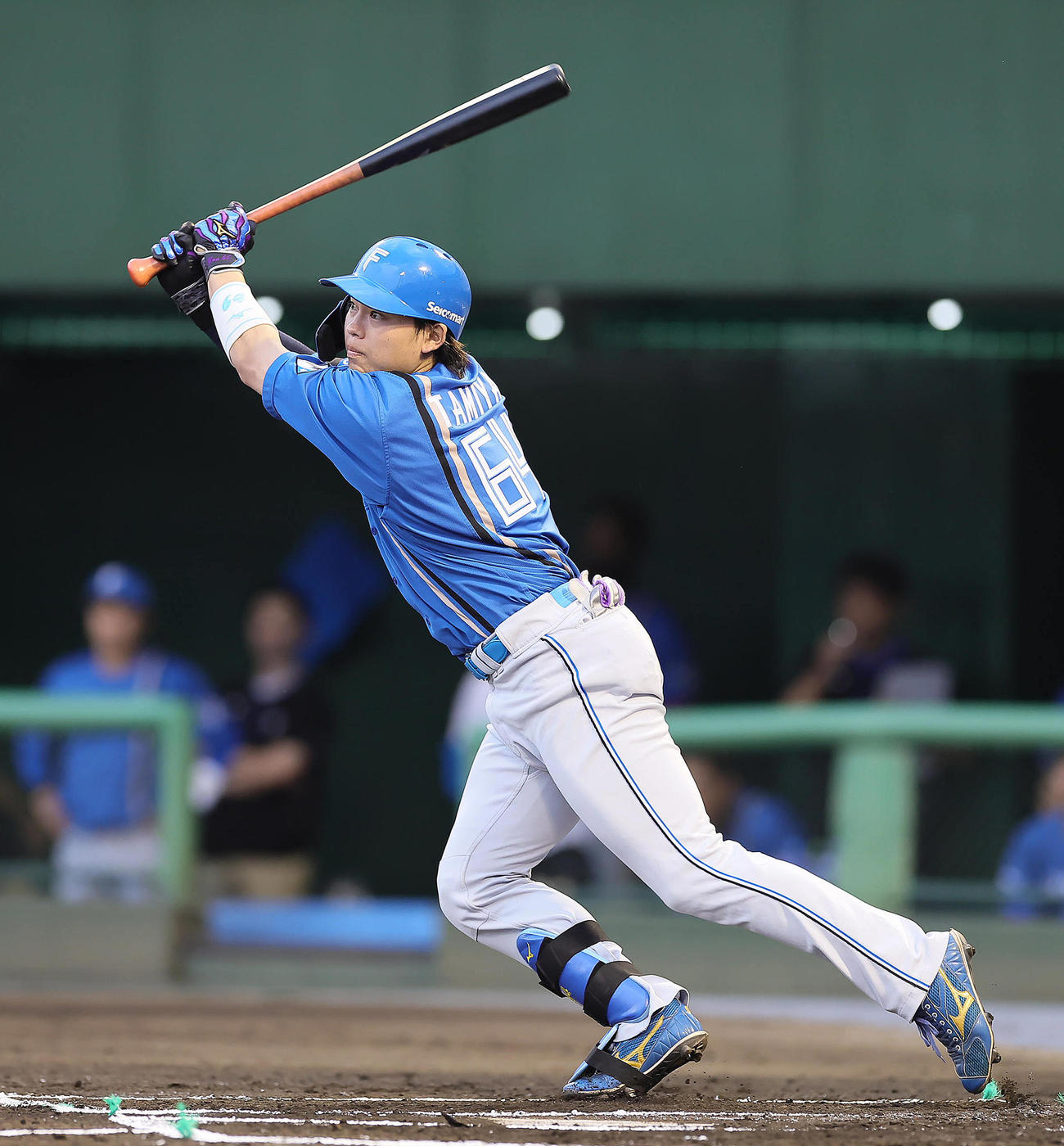 西武対日本ハム　1回表日本ハム1死一、三塁、田宮は左犠飛を放つ（撮影・足立雅史）