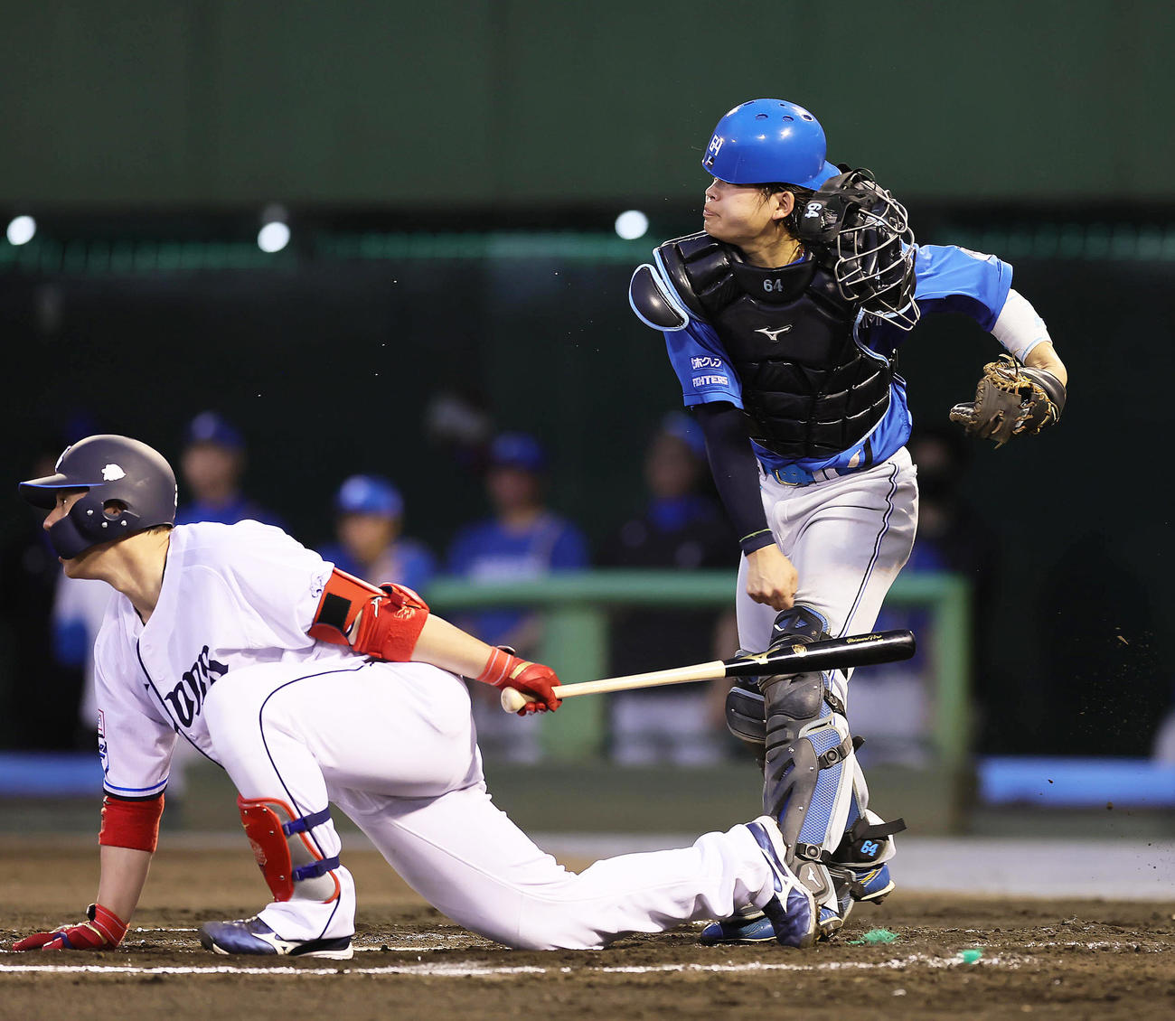 西武対日本ハム　2回裏西武1死一塁、打者炭谷（左）の時、一塁走者鈴木の二塁盗塁を阻止する田宮（撮影・足立雅史）