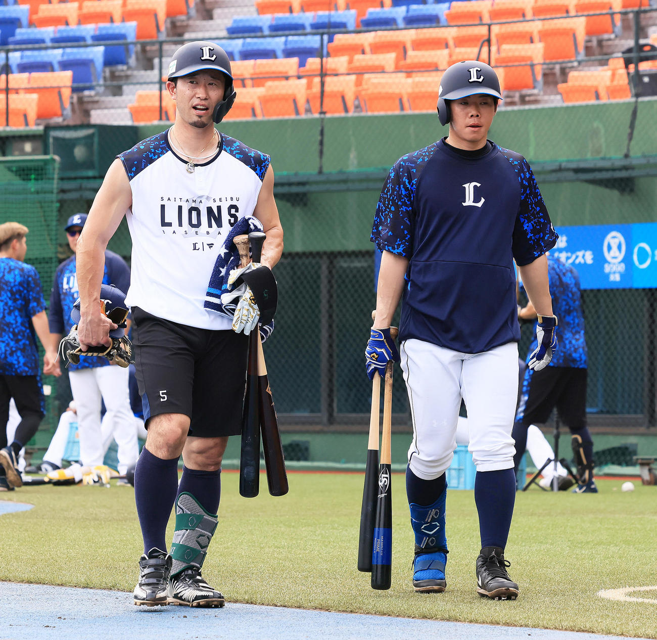 試合前の練習を行う西武の外崎（左）と松原（撮影・足立雅史）