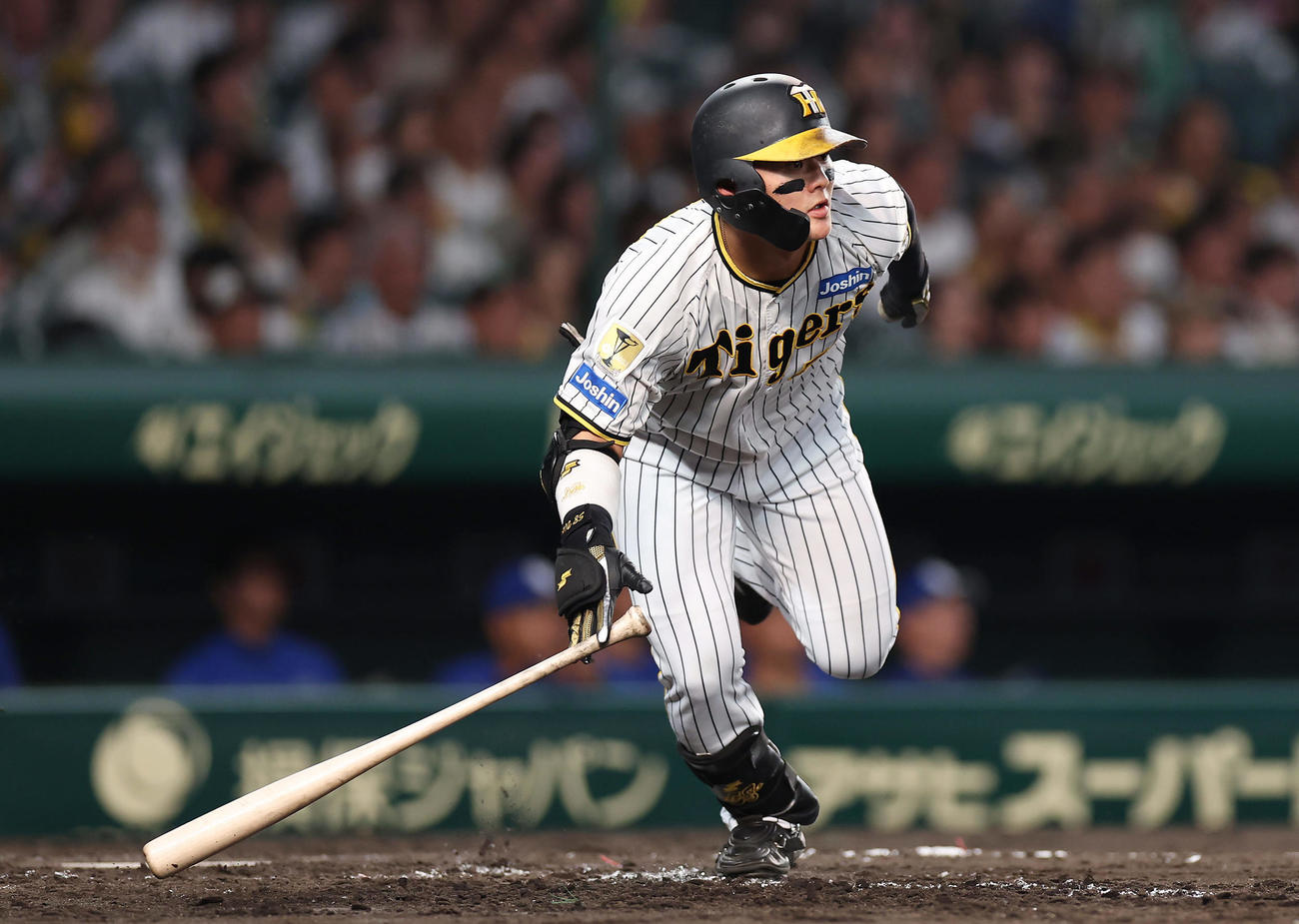 阪神対中日　4回裏阪神2死、右前打を放つ前川（撮影・前田充）