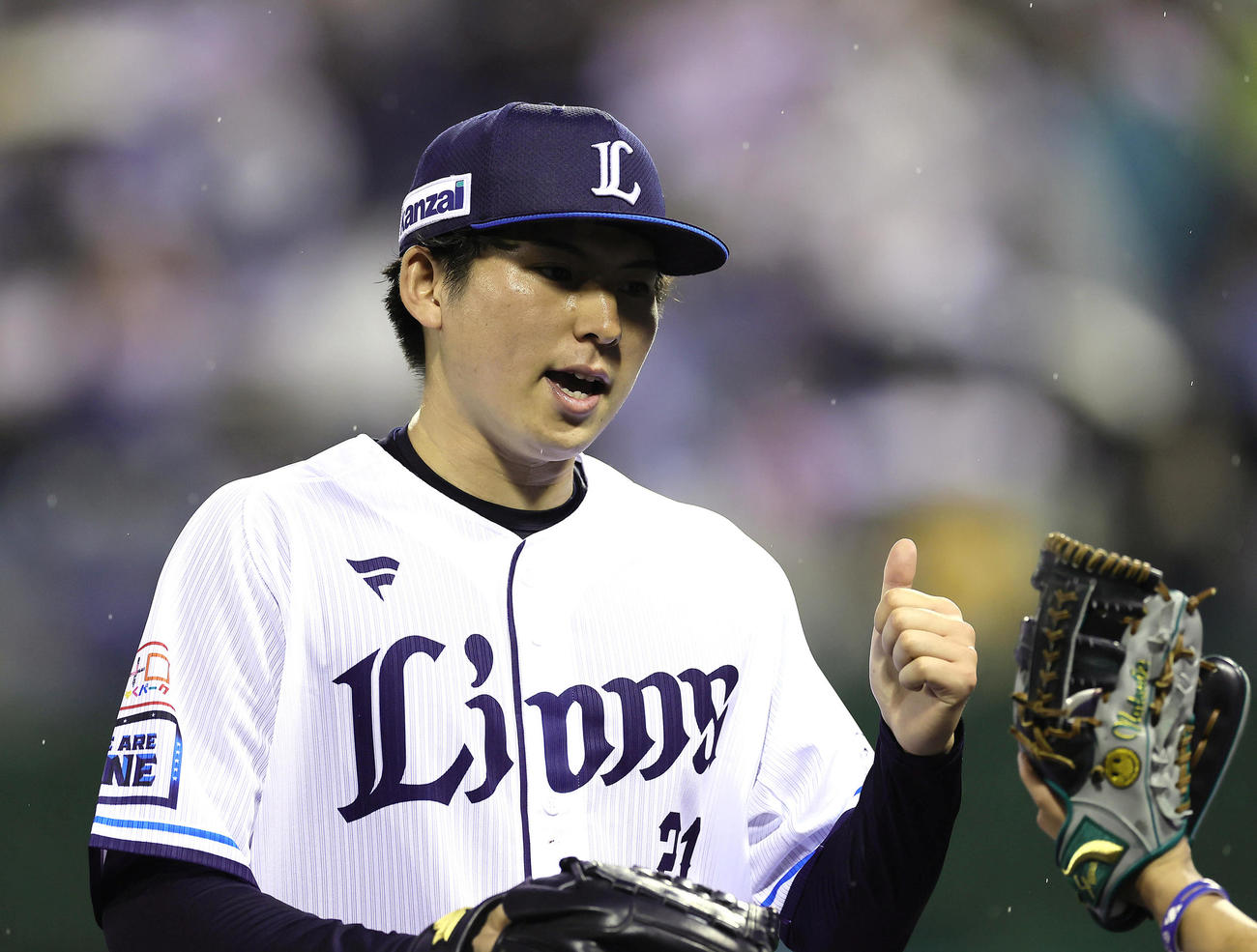 西武対日本ハム　4回表日本ハムの攻撃を3者凡退に抑えタッチを交わす武内（撮影・足立雅史）