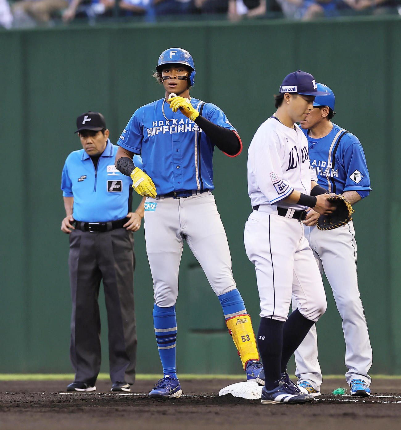 西武対日本ハム　1回表日本ハム無死一、三塁、水谷（左）は右前適時打を放つ（撮影・足立雅史）