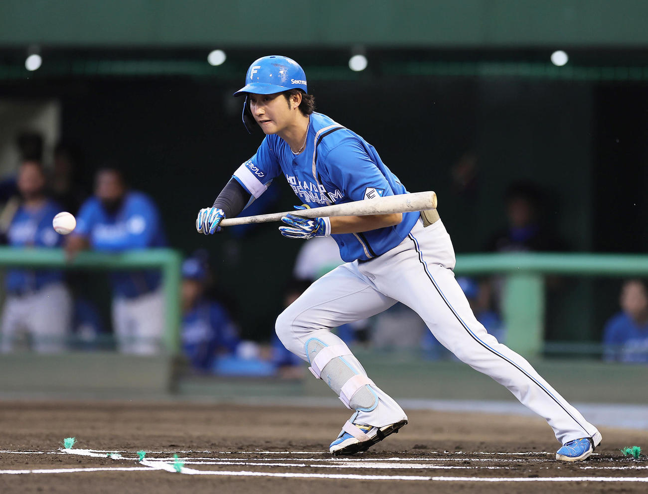 西武対日本ハム　1回表日本ハム無死二塁、浅間はセーフティーバントを決め三塁内野安打とする（撮影・足立雅史）