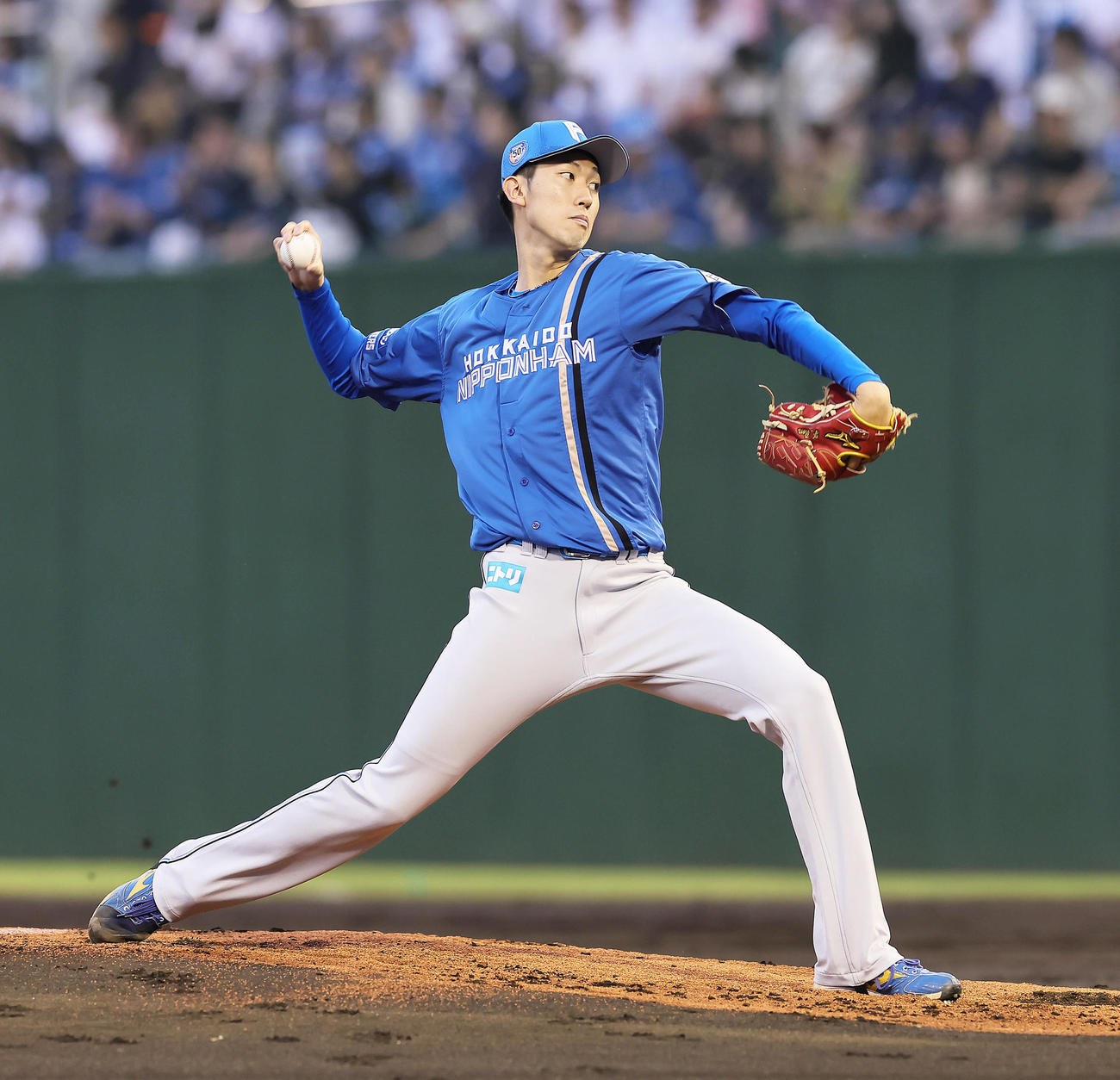 西武対日本ハム　力投する日本ハム先発の福島（撮影・足立雅史）