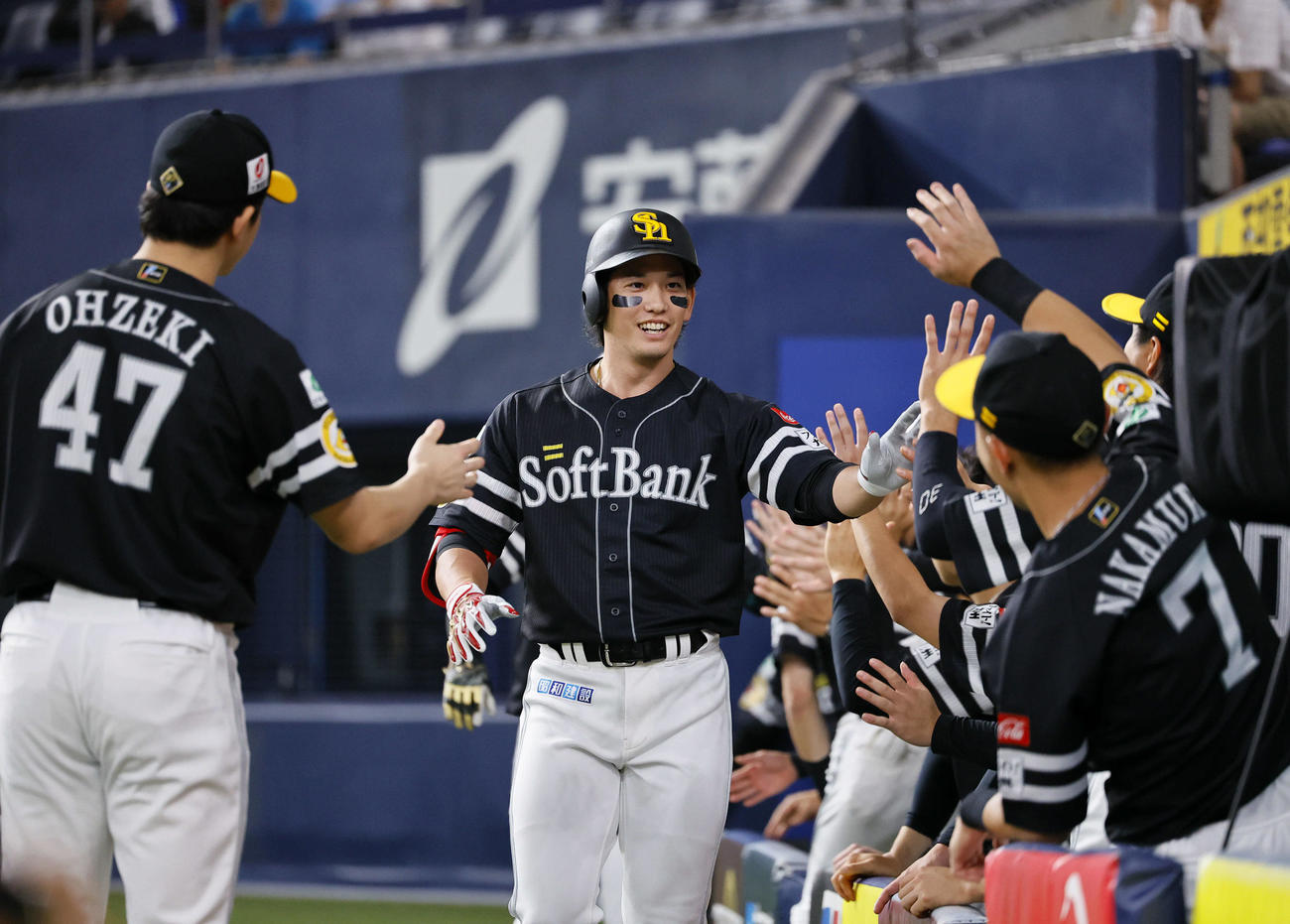 オリックス対ソフトバンク　1回表ソフトバンク1死一塁、栗原は右中間に先制の2点本塁打を放ち大関（左）らと笑顔でタッチをかわす（撮影・藤尾明華）