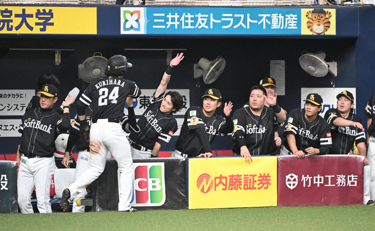 オリックス対ソフトバンク　7回表ソフトバンク1死二塁、近藤の中前打で生還した栗原を迎えるナイン（撮影・和賀正仁）