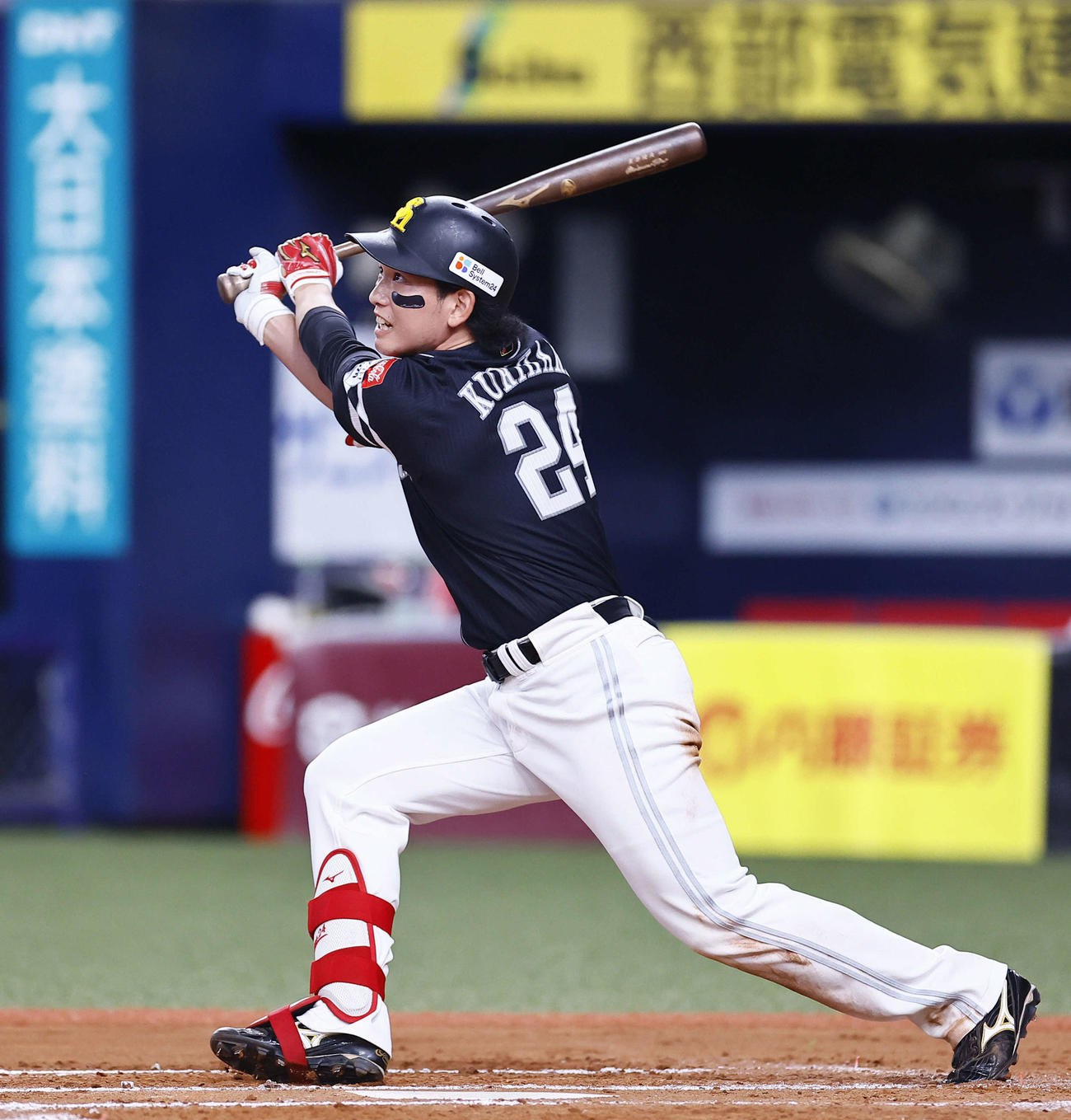 オリックス対ソフトバンク　7回表ソフトバンク無死一塁、栗原は左越えに適時二塁打を放つ（撮影・藤尾明華）