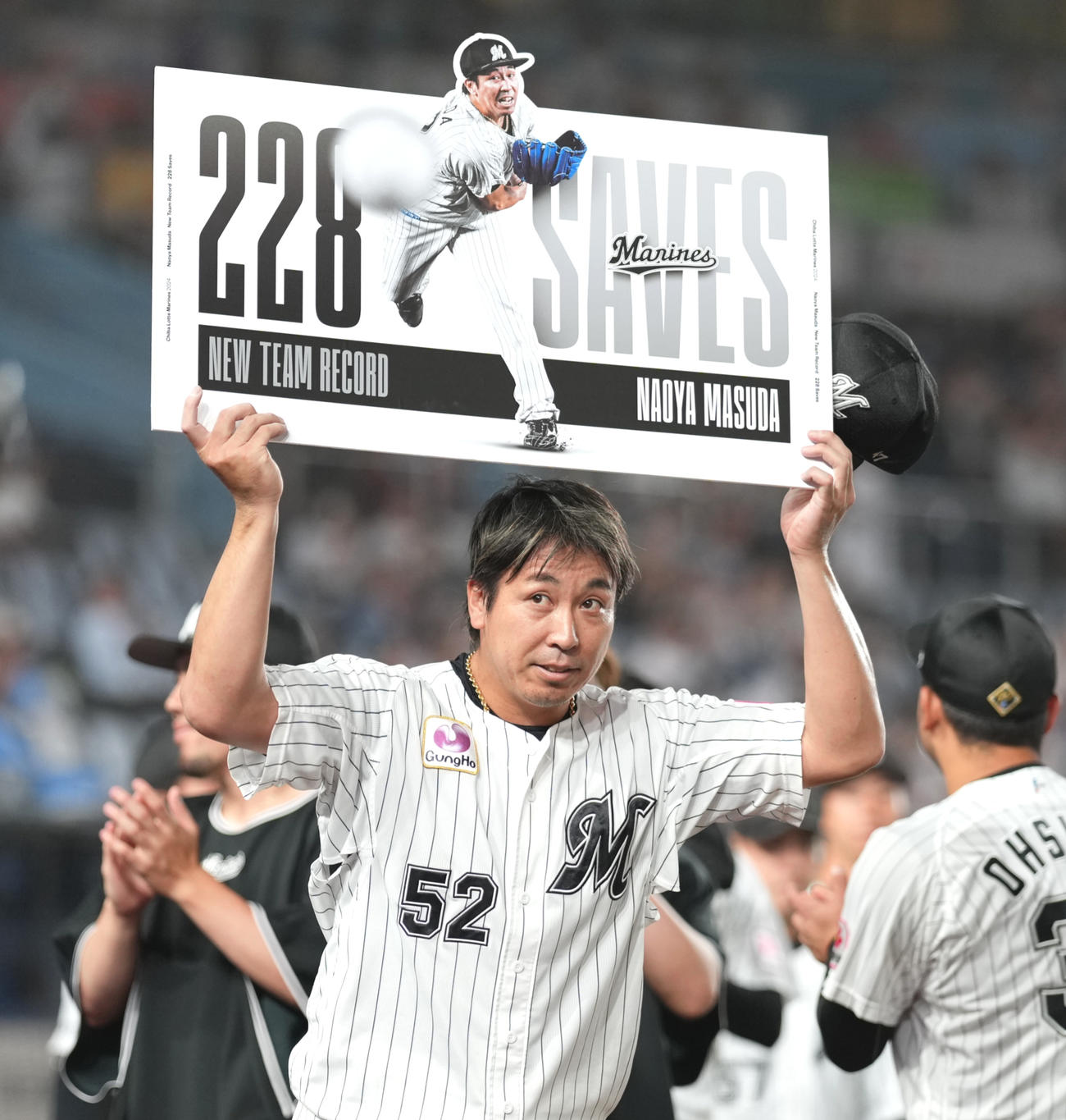 ロッテ対楽天　球団記録の228セーブを達成し、ボードを掲げるロッテ益田（撮影・鈴木みどり）