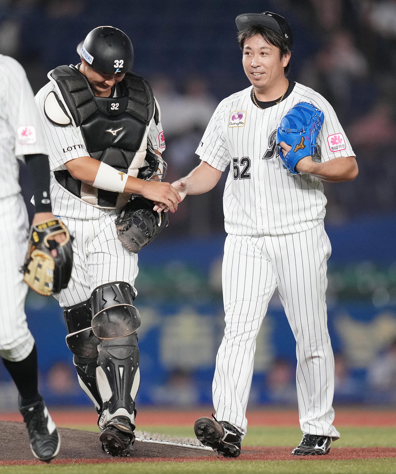 ロッテ対楽天　球団新記録の228セーブを達成したロッテ益田はガッツポーズする（右）は佐藤と握手（撮影・鈴木みどり）
