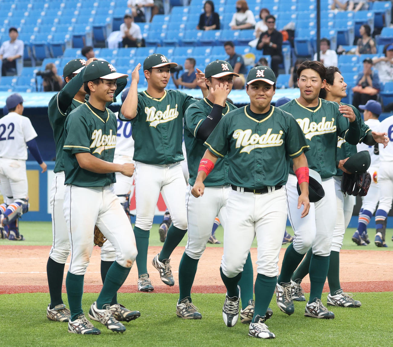 東農大対駒大　勝利し喜ぶ東農大ナイン（撮影・柴田隆二）