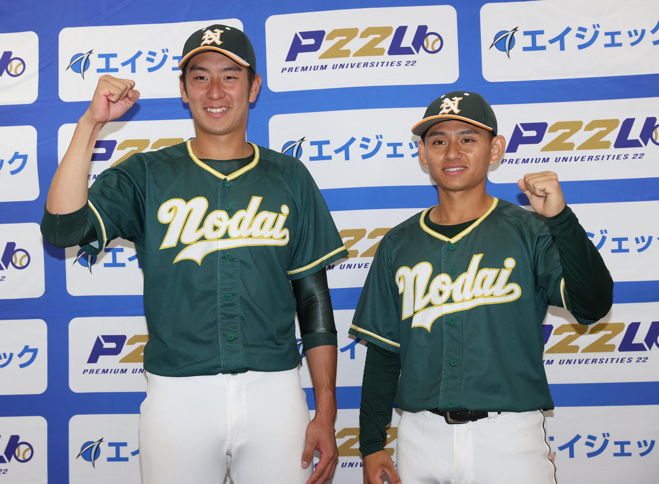 東農大対駒大　勝利しガッツポーズする東農大・和田（左）と古川（撮影・柴田隆二）