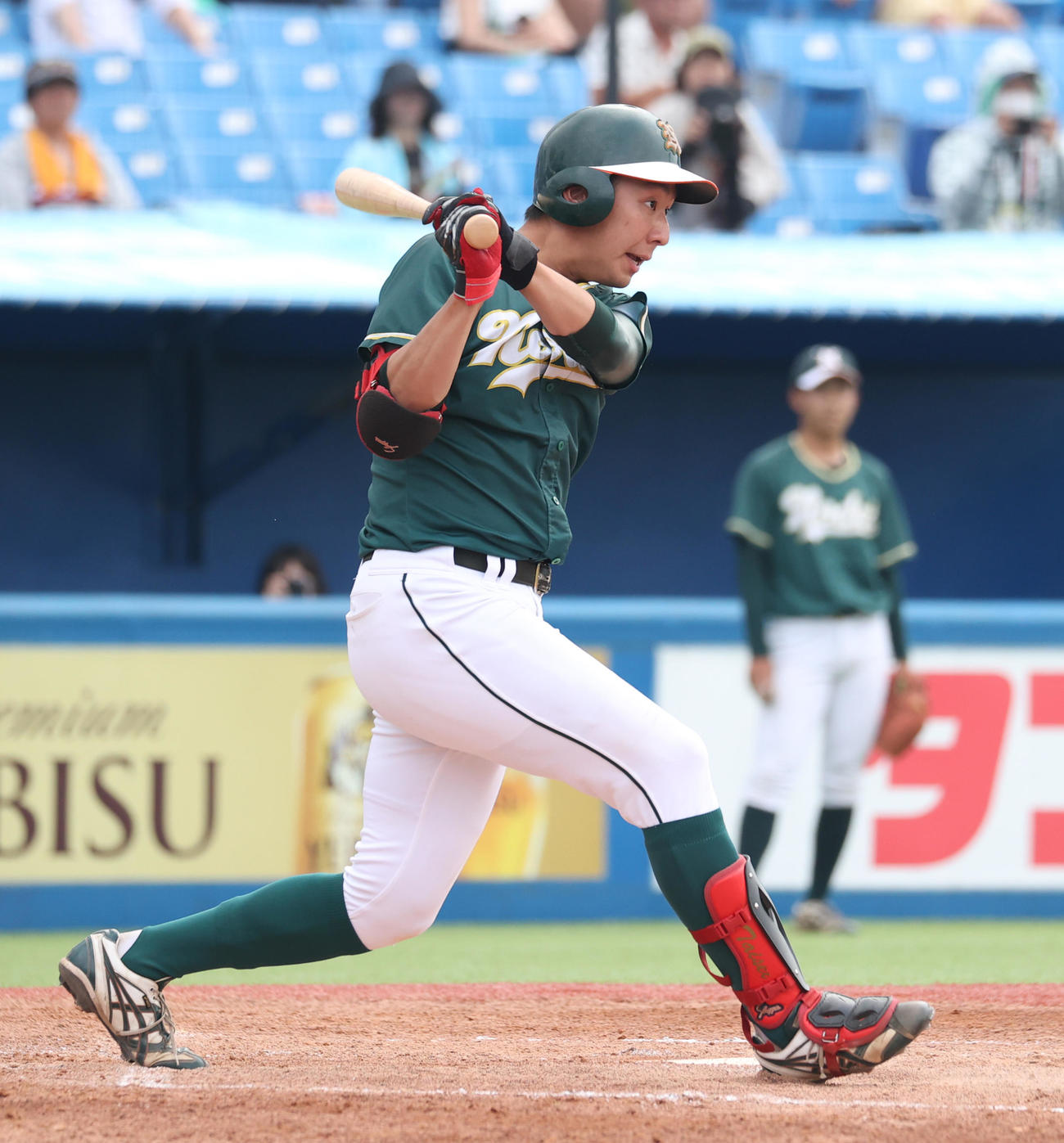 東農大対駒大　1回表東農大2死一、二塁、和田は右前打を放つ（撮影・柴田隆二）