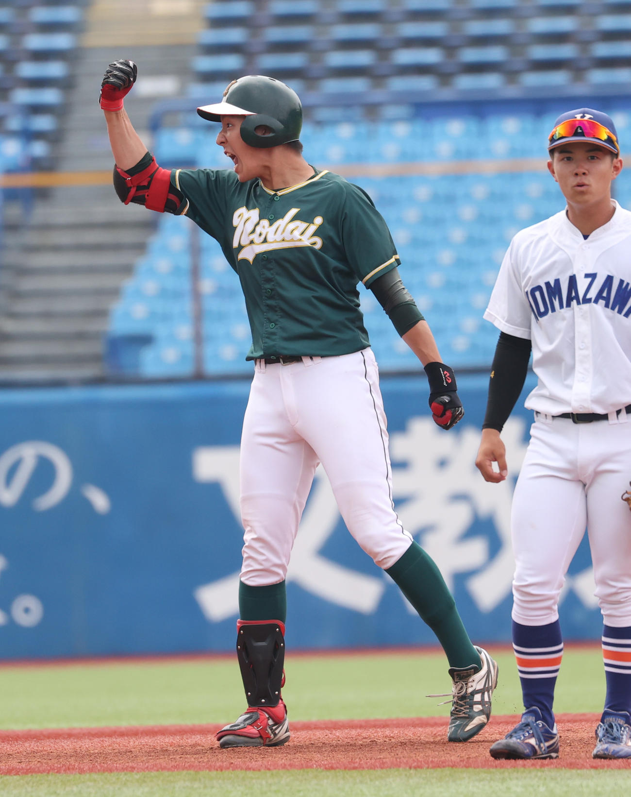 東農大対駒大　1回表東農大2死一、二塁、和田は右前打を放ちガッツポーズする（撮影・柴田隆二）