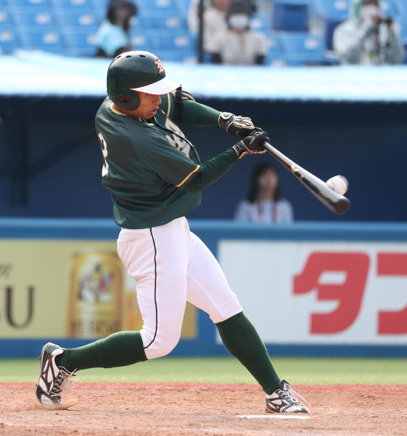 東農大対駒大　4回表東農大1死一塁、古川は左越えに本塁打を放つ（撮影・柴田隆二）