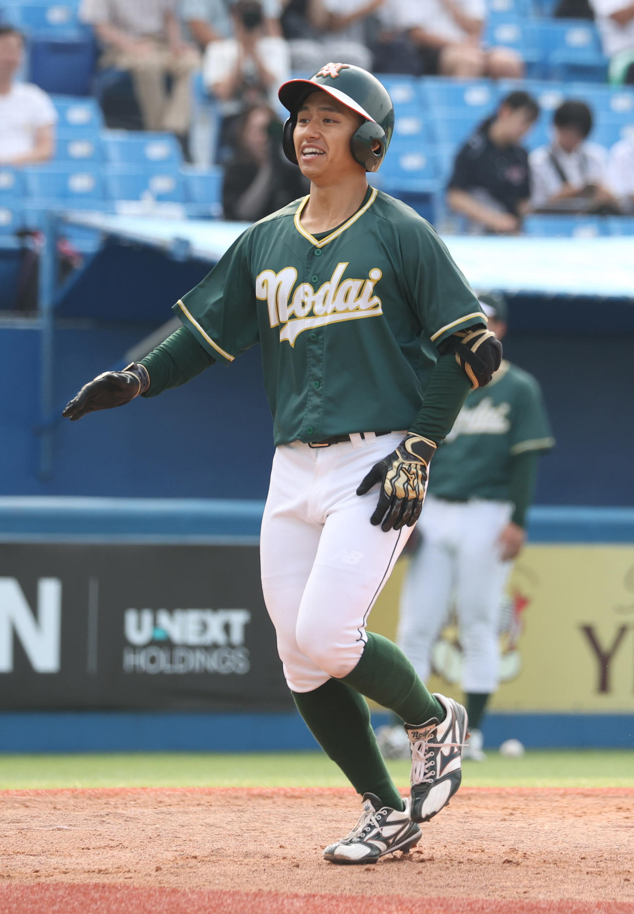 東農大対駒大　4回表東農大1死一塁、古川は左越えに本塁打を放ち生還する（撮影・柴田隆二）