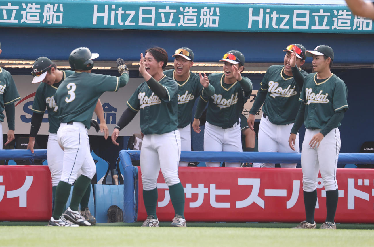 東農大対駒大　4回表東農大1死一塁、古川は左越えに本塁打を放ちナインの出迎えを受ける（撮影・柴田隆二）