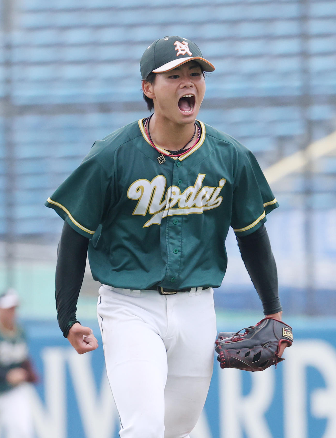 東農大対駒大　8回の満塁を無失点に抑えガッツポーズする東農大・岡部（撮影・柴田隆二）