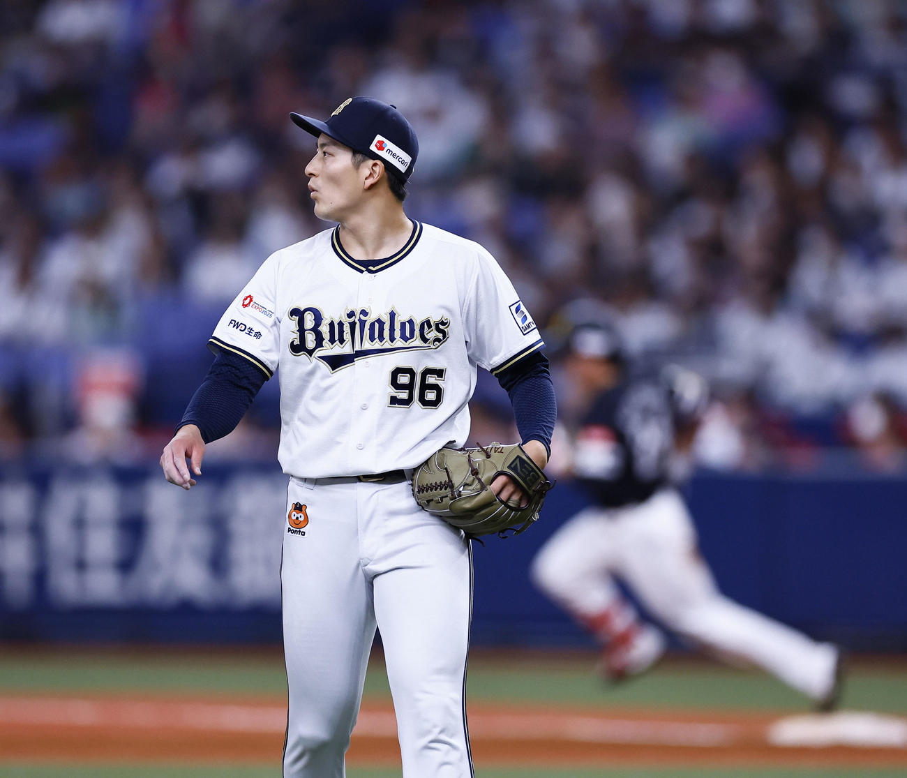オリックス対ソフトバンク　7回表ソフトバンク無死一塁、栗原に適時二塁打を許した高島（撮影・藤尾明華）