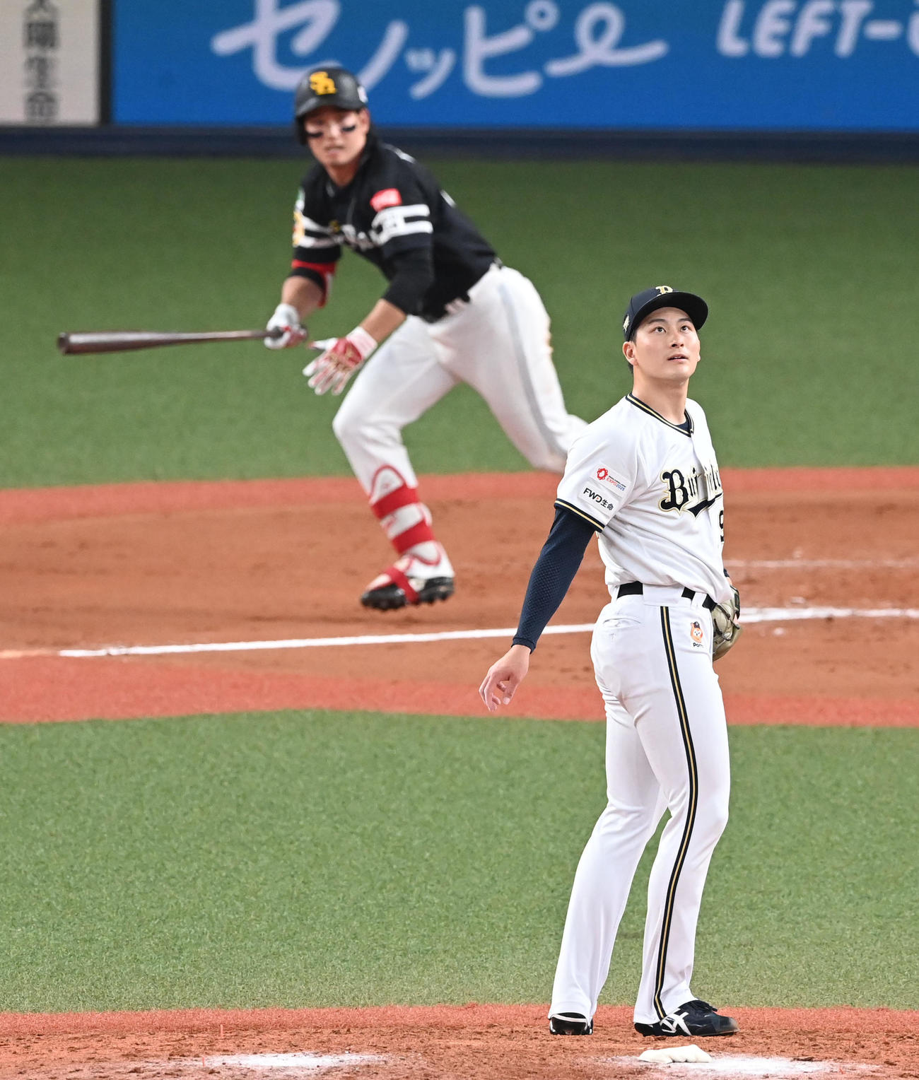 オリックス対ソフトバンク　7回表ソフトバンク無死一塁、栗原に左適時二塁打を打たれた高島（撮影・前岡正明）