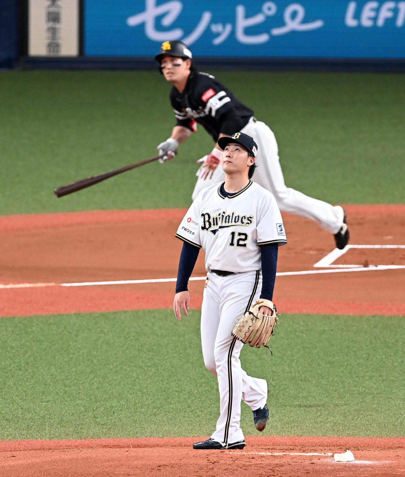 オリックス対ソフトバンク　1回表ソフトバンク1死一塁、栗原に右中間へ先制の2点本塁打を打たれた東（撮影・前岡正明）