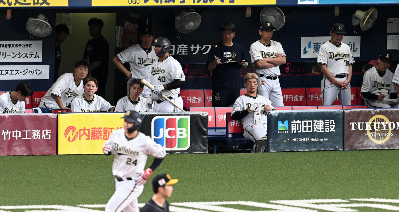 オリックス対ソフトバンク　9回裏オリックス2死、紅林が中飛に倒れ試合終了、がっくりする中嶋監督（右）らオリックスナイン（撮影・前岡正明）