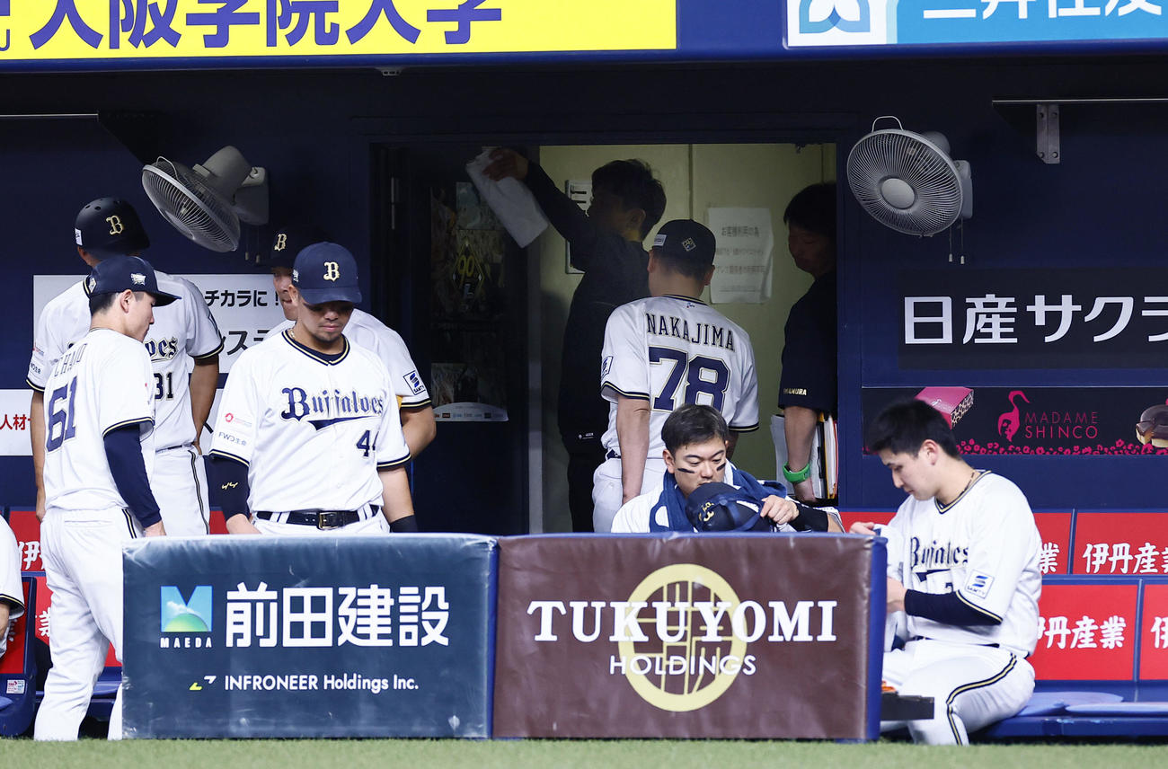 オリックス対ソフトバンク　9回、ソフトバンクに敗れベンチを引き揚げるオリックス中嶋監督（撮影・藤尾明華）