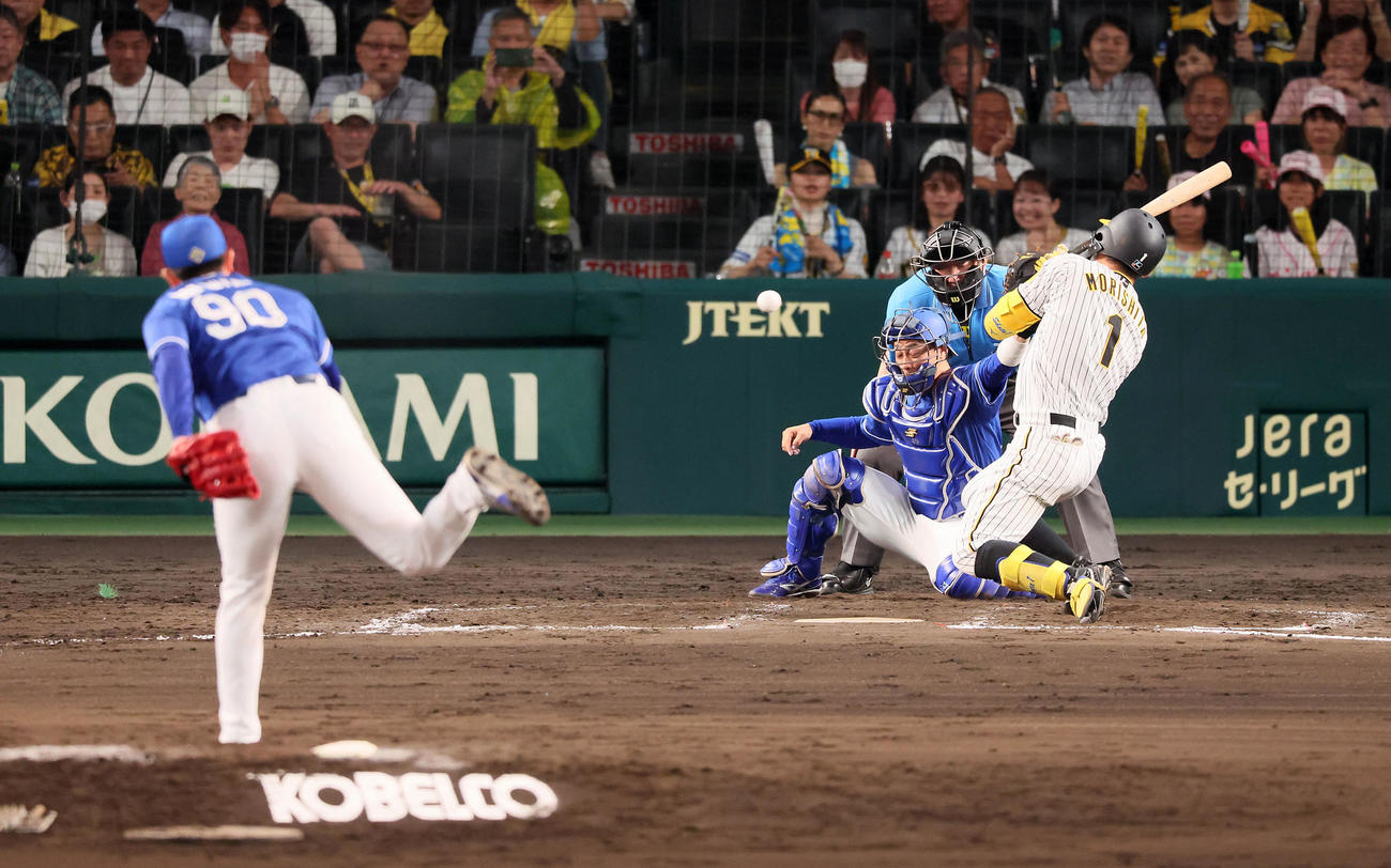 阪神対中日　9回裏阪神無死、死球を受ける森下。投手は松山（撮影・加藤哉）