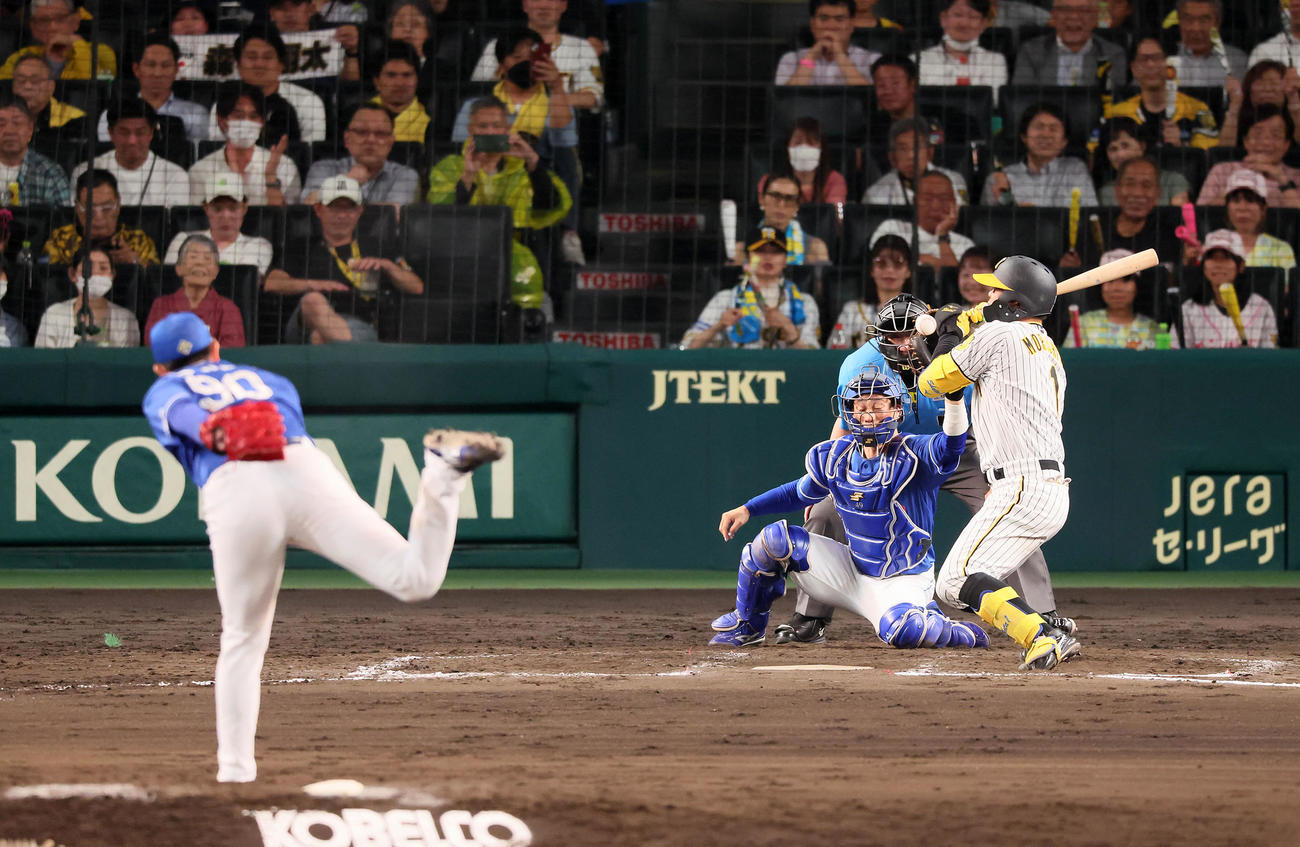 阪神対中日　9回裏阪神無死、死球を受ける森下。投手は松山（撮影・加藤哉）