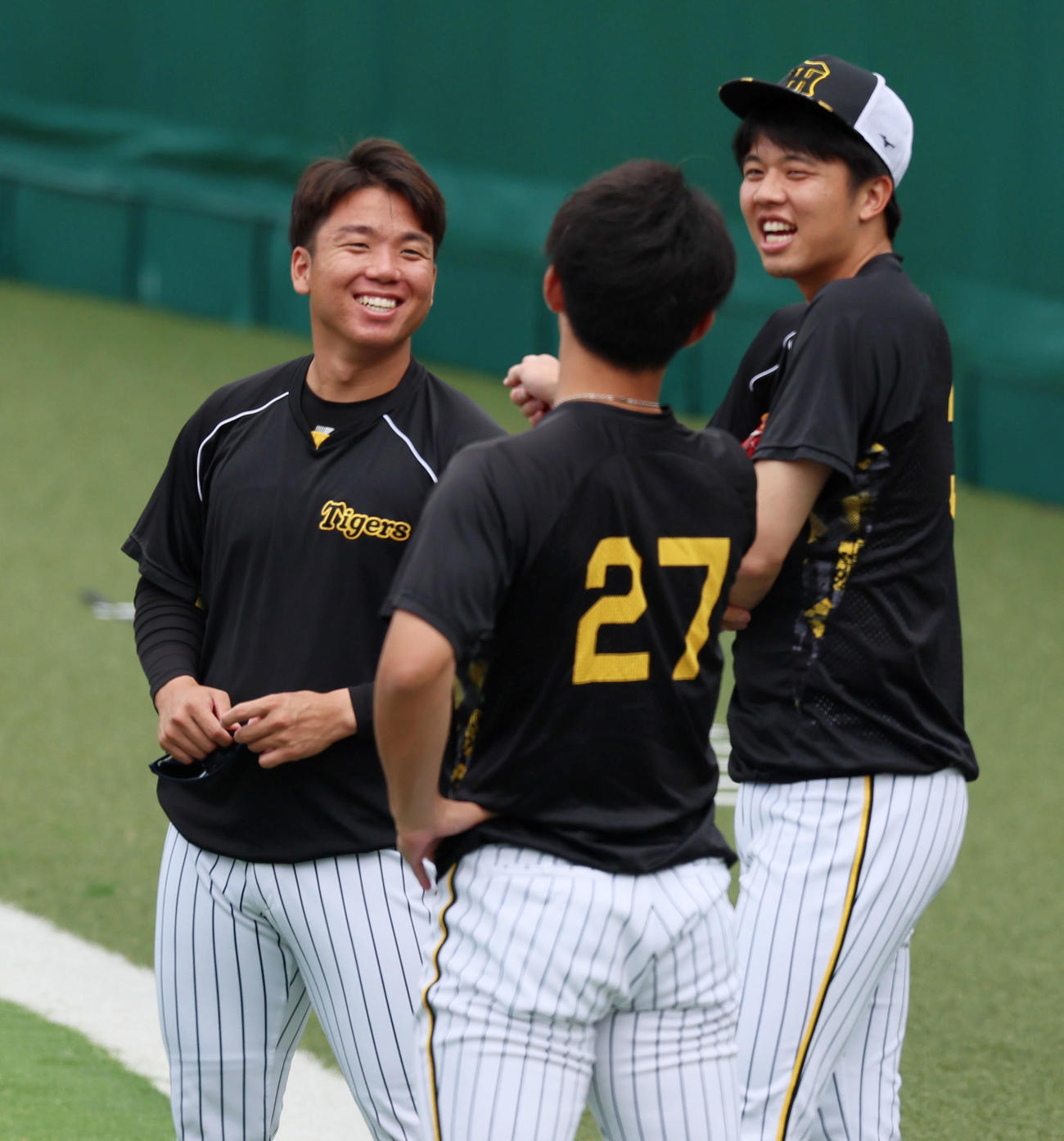 阪神対中日　練習で笑顔を見せる村上。右は才木（撮影・加藤哉）