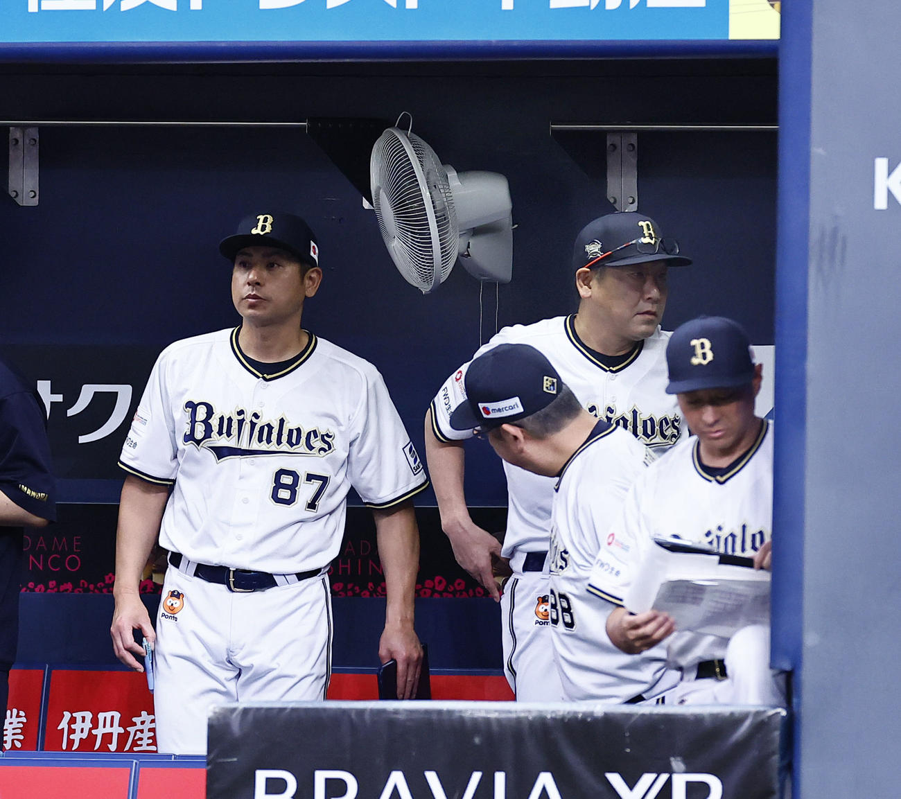 オリックス対ソフトバンク　9回、ソフトバンクに敗れたオリックス中嶋監督（奥左）（撮影・藤尾明華）