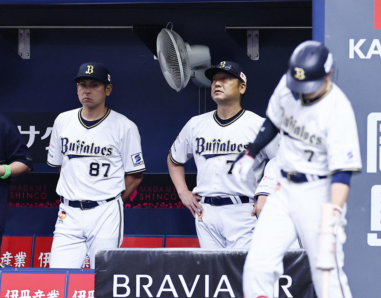 オリックス対ソフトバンク　9回、ベンチで展を仰ぐオリックス中嶋監督（中央）（撮影・藤尾明華）