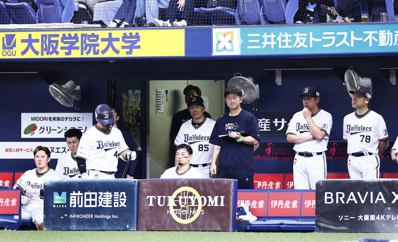 オリックス対ソフトバンク　8回裏オリックス無死一塁、空振り三振に倒れた頓宮（左から3人目）とベンチの中嶋監督（右端）（撮影・藤尾明華）