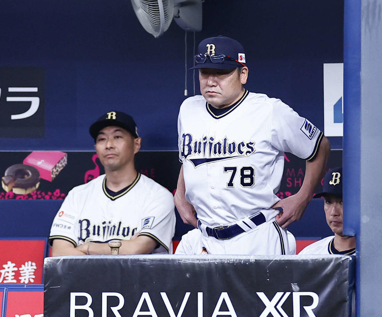 オリックス対ソフトバンク　6回、ベンチで険しい表情を見せるオリックス中嶋監督（中央）（撮影・藤尾明華）