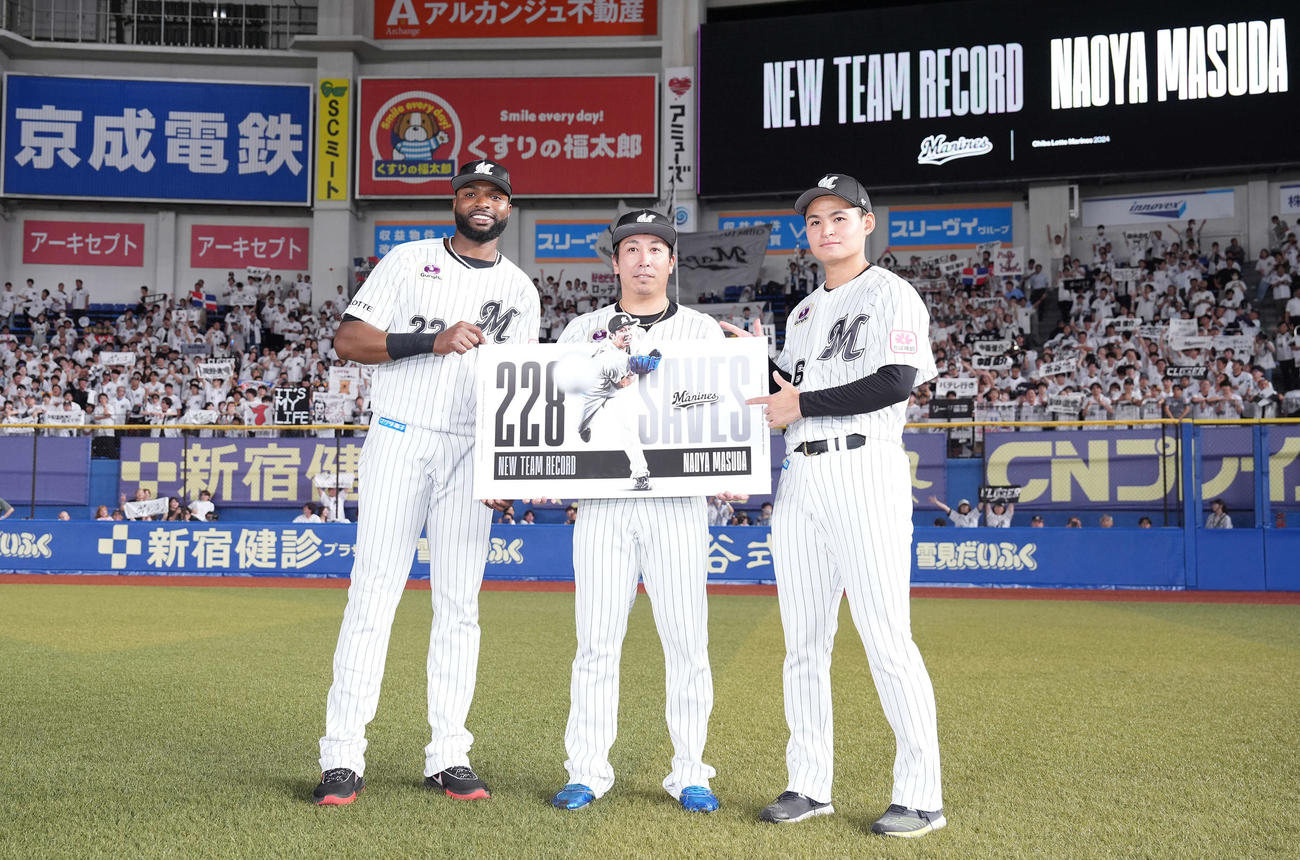 ロッテ対楽天　球団新記録の228セーブを達成したロッテ益田（中央）はポランコ（左）、中森と記念撮影（撮影・鈴木みどり）