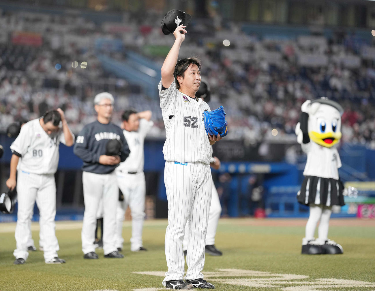 ロッテ対楽天　球団新記録の228セーブを達成したロッテ益田はファンの声援に応える（撮影・鈴木みどり）
