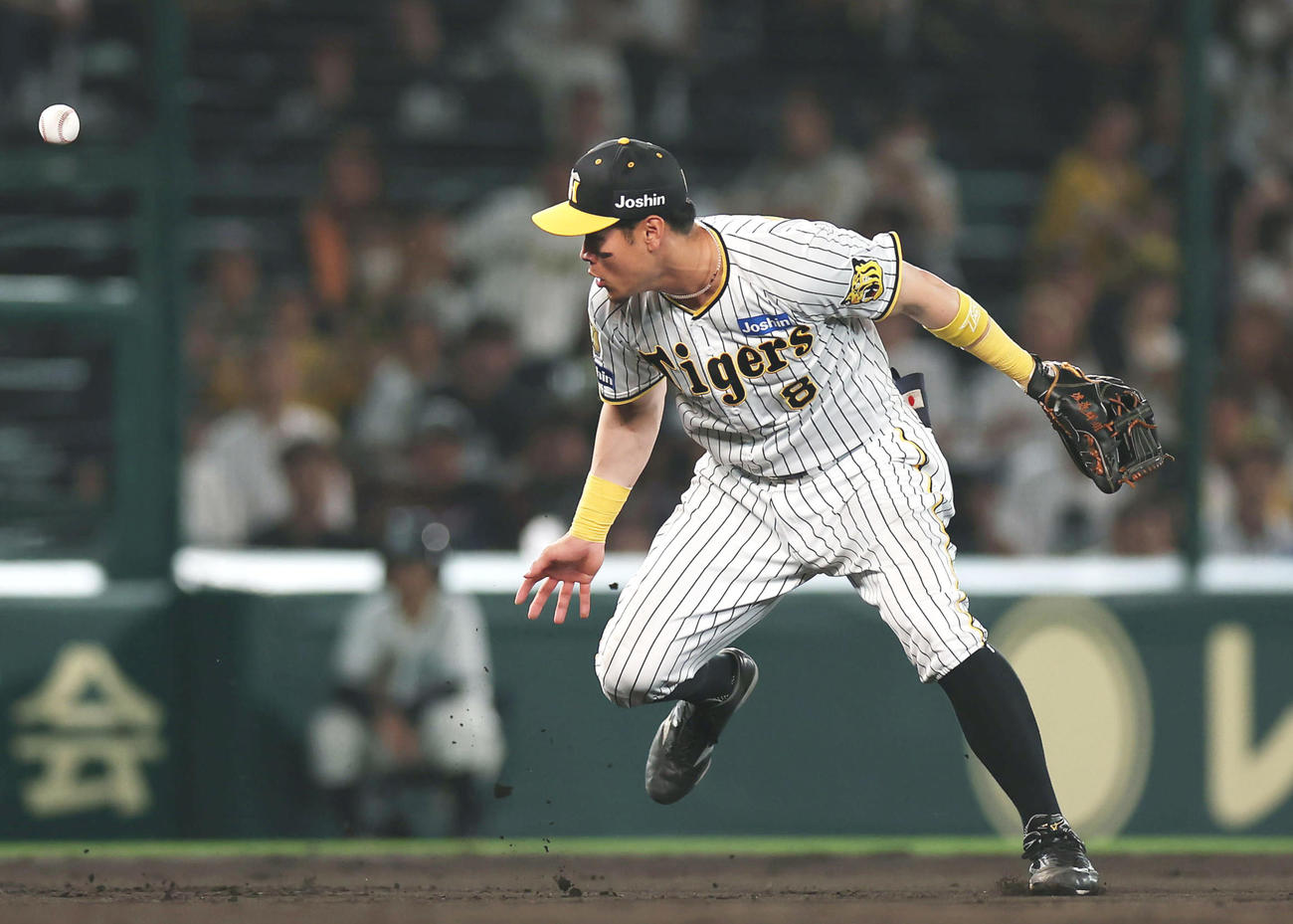 阪神対中日　12回表中日無死、福永の打球をはじく三塁手佐藤輝（撮影・前田充）