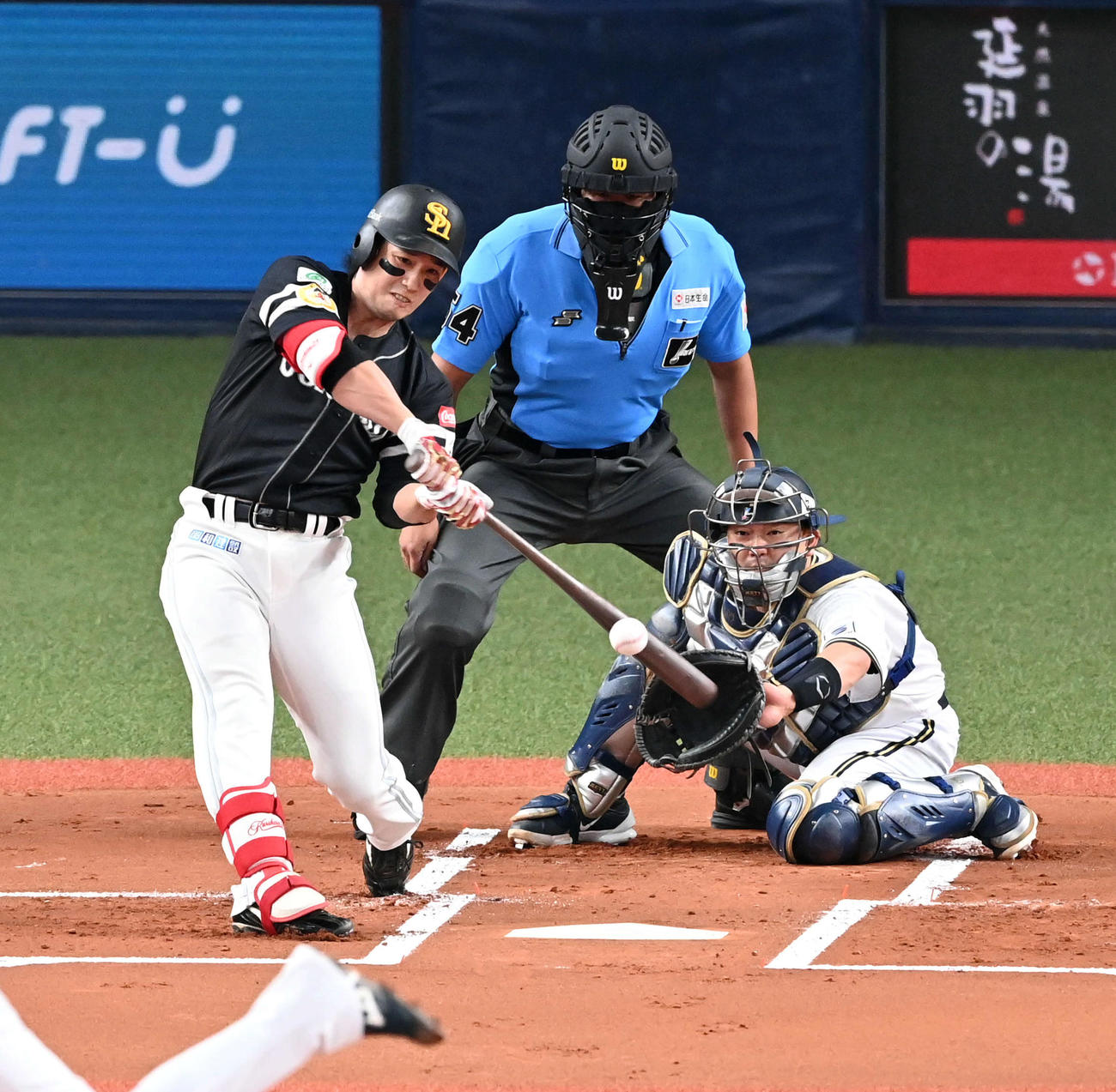 オリックス対ソフトバンク　1回表ソフトバンク1死一塁、栗原は右中間に先制の2点本塁打を放つ（撮影・前岡正明）