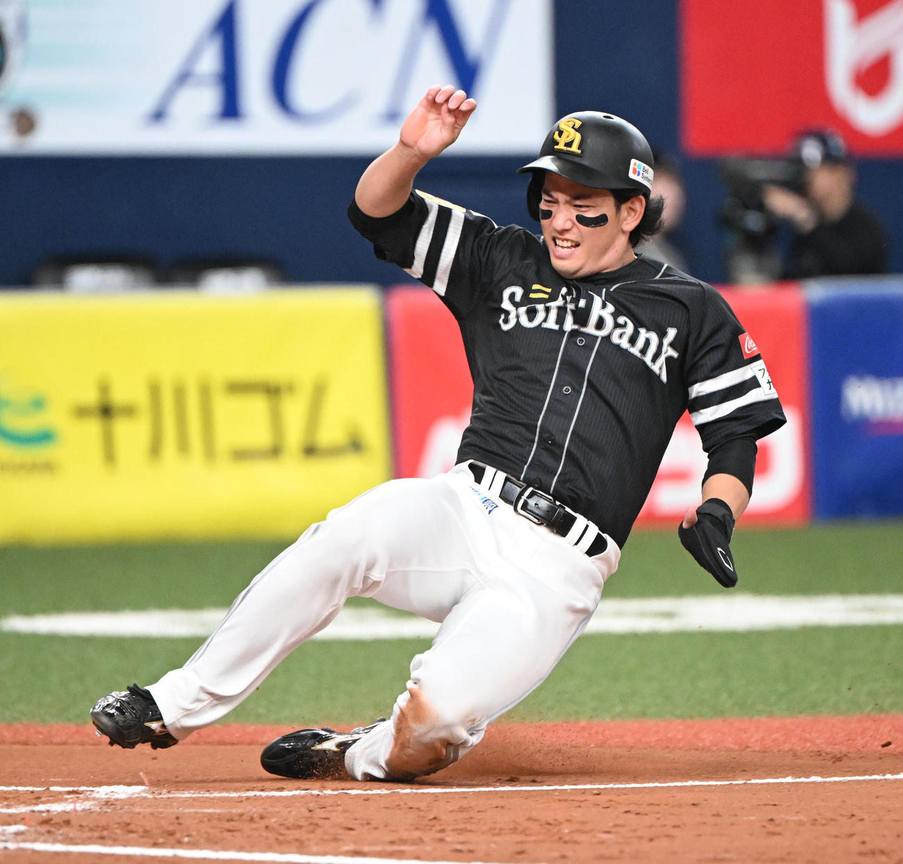 オリックス対ソフトバンク　7回表ソフトバンク1死二塁、近藤の中前打で生還する栗原（撮影・和賀正仁）