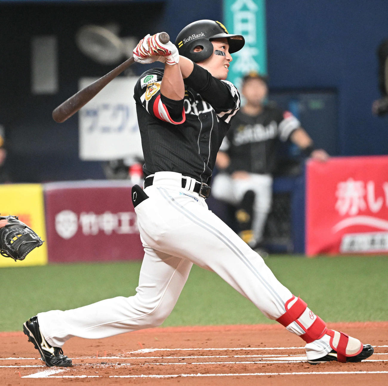 オリックス対ソフトバンク　1回表ソフトバンク1死一塁、右中間に2点本塁打を放つ栗原（撮影・和賀正仁）