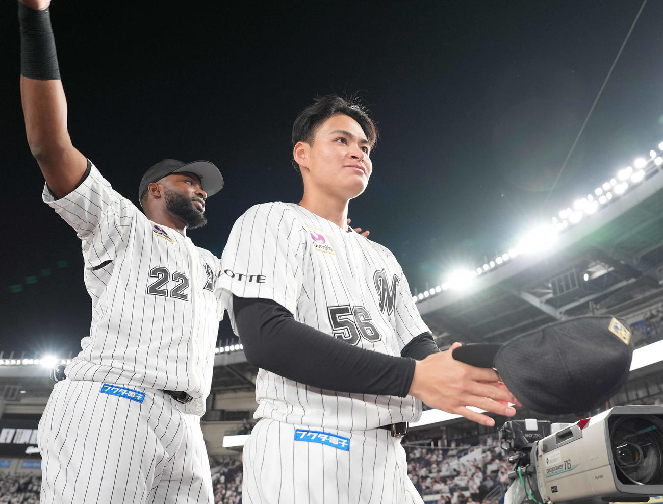 ロッテ対楽天　今季初勝利のロッテ中森（右）はファンの声援に笑顔（撮影・鈴木みどり）